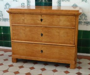 Formschöne Biedermeier Kommode, Birke handpoliert um 1850