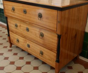 Klassische Biedermeierkommode mit Säulen, Kirschbaum handpoliert um 1840 Klassische Biedermeierkommode mit Säulen, Kirschbaum handpoliert um 1840