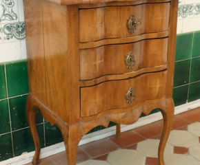 Formschöne Kommode, Nussbaum um 1900 Formschöne Kommode, Nussbaum um 1900