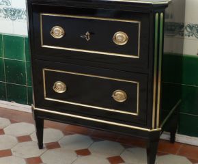 Elegante Louis Seize Kommode, Birnbaum schwarz poliert um 1790