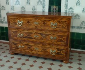 Elegante Louis-Seize Kommode, Nussbaum handpoliert um 1790