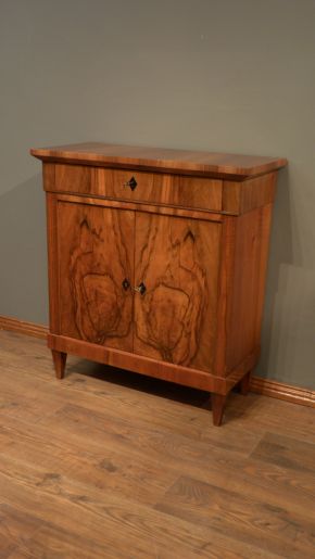 Schlichter Biedermeier Halbschrank, Nussbaum handpoliert um 1860