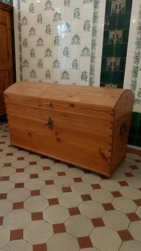 Biedermeier Runddeckeltruhe, Kiefer um 1850