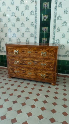 Elegante Louis-Seize Kommode, Nussbaum handpoliert um 1790