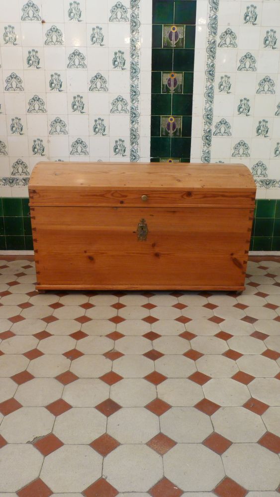 Biedermeier Runddeckeltruhe, Kiefer um 1850 Biedermeier Runddeckeltruhe, Kiefer um 1850