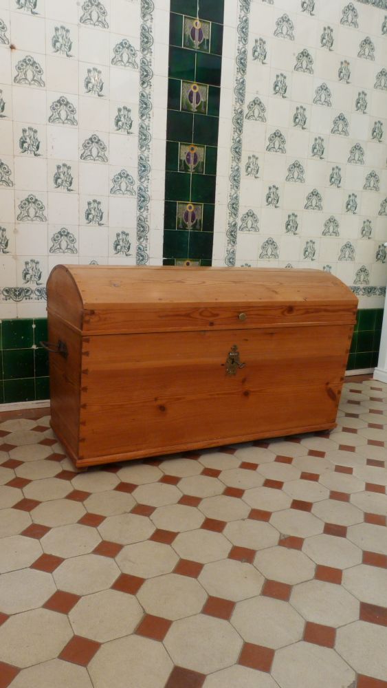 Biedermeier Runddeckeltruhe, Kiefer um 1850 Biedermeier Runddeckeltruhe, Kiefer um 1850