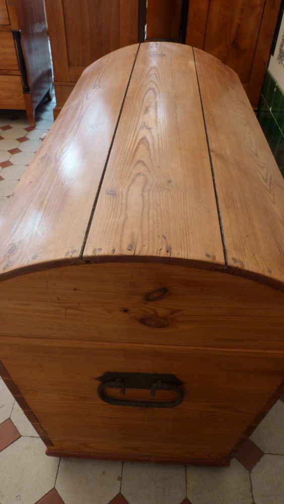 Biedermeier Runddeckeltruhe, Kiefer um 1850 Biedermeier Runddeckeltruhe, Kiefer um 1850