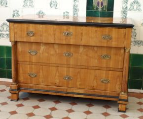 Elegante Biedermeierkommode mit Säulen, Kirschbaum handpoliert um 1840