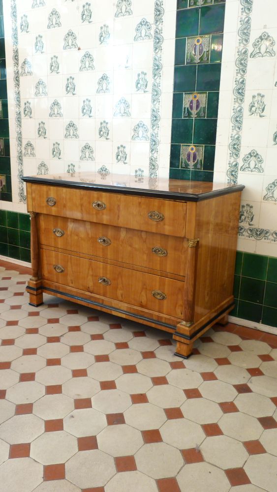 Elegante Biedermeier Kommode mit Säulen, Kirschholz handpoliert um 1830 Elegante Biedermeier Kommode mit Säulen, Kirschholz handpoliert um 1830