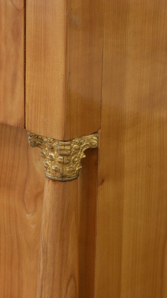 Elegante Biedermeier Kommode mit Säulen, Kirschholz handpoliert um 1830 Elegante Biedermeier Kommode mit Säulen, Kirschholz handpoliert um 1830