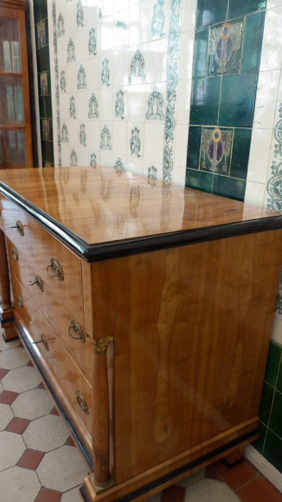 Elegante Biedermeier Kommode mit Säulen, Kirschholz handpoliert um 1830 Elegante Biedermeier Kommode mit Säulen, Kirschholz handpoliert um 1830