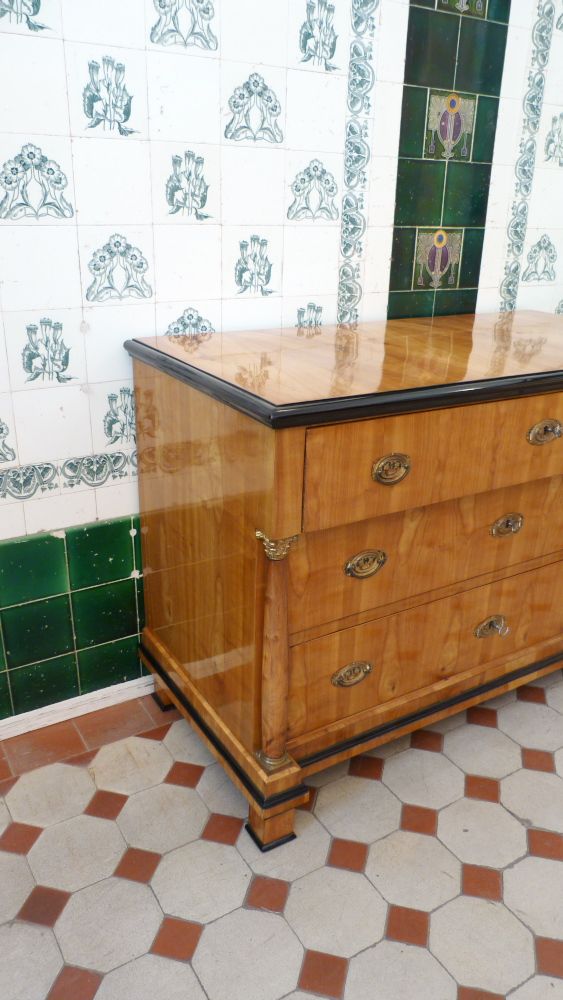 Elegante Biedermeier Kommode mit Säulen, Kirschholz handpoliert um 1830 Elegante Biedermeier Kommode mit Säulen, Kirschholz handpoliert um 1830