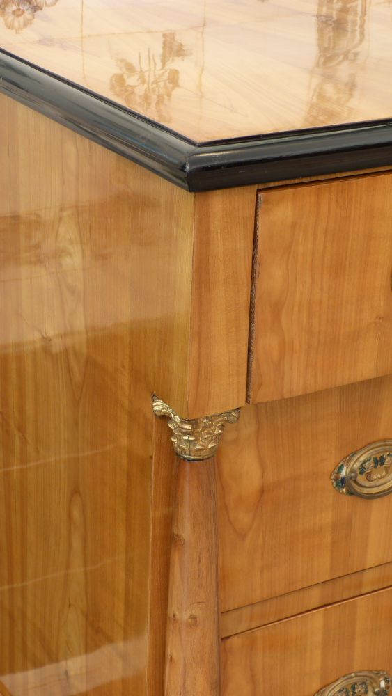 Elegante Biedermeier Kommode mit Säulen, Kirschholz handpoliert um 1830 Elegante Biedermeier Kommode mit Säulen, Kirschholz handpoliert um 1830