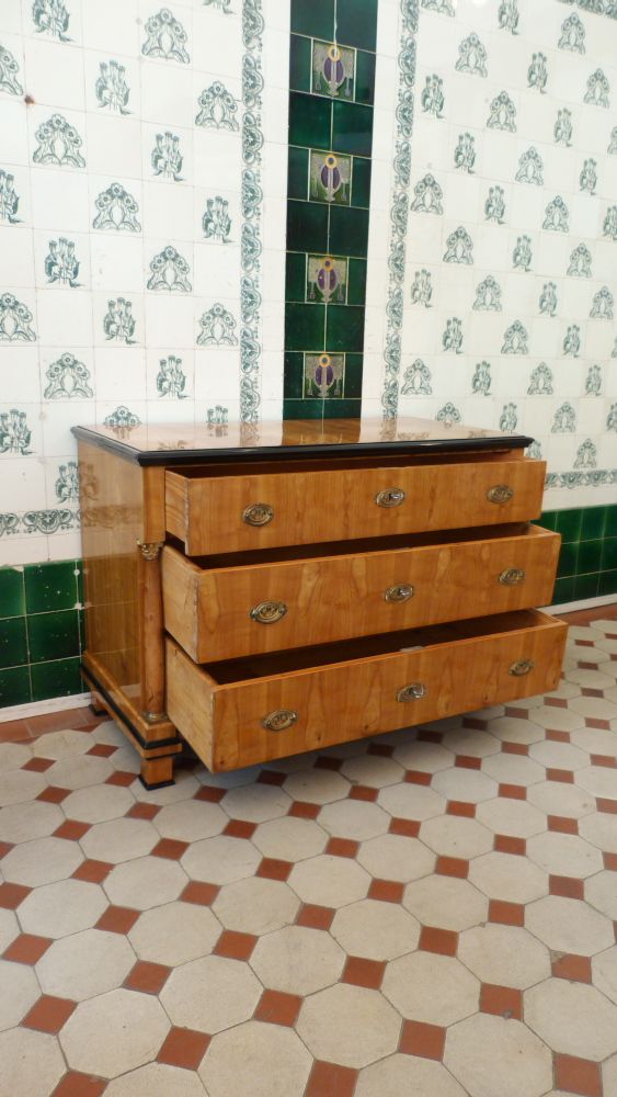 Elegante Biedermeier Kommode mit Säulen, Kirschholz handpoliert um 1830 Elegante Biedermeier Kommode mit Säulen, Kirschholz handpoliert um 1830