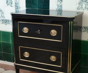 Elegante Louis Seize Kommode, Birnbaum schwarz poliert um 1790