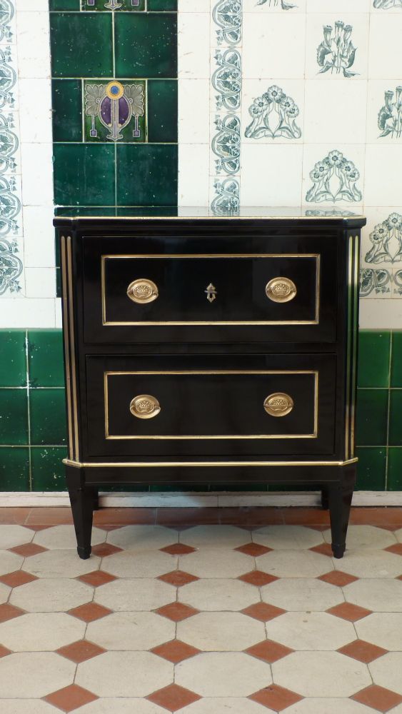 Elegante Louis-Seize Kommode, Birnbaum schwarz poliert um 1790 Elegante Louis-Seize Kommode, Birnbaum schwarz poliert um 1790