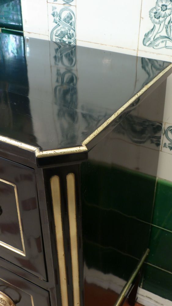 Elegante Louis-Seize Kommode, Birnbaum schwarz poliert um 1790 Elegante Louis-Seize Kommode, Birnbaum schwarz poliert um 1790