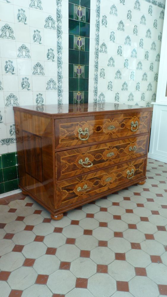 Louis-Seize Kommode, Nussbaum handpoliert um 1790 Louis-Seize Kommode, Nussbaum handpoliert um 1790