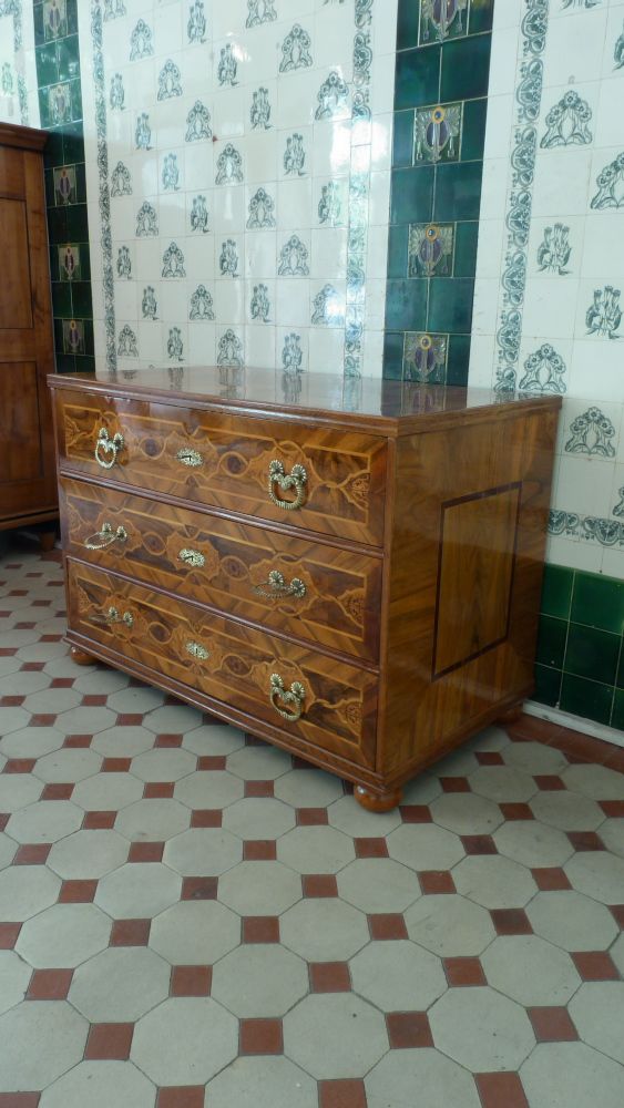 Louis-Seize Kommode, Nussbaum handpoliert um 1790 Louis-Seize Kommode, Nussbaum handpoliert um 1790