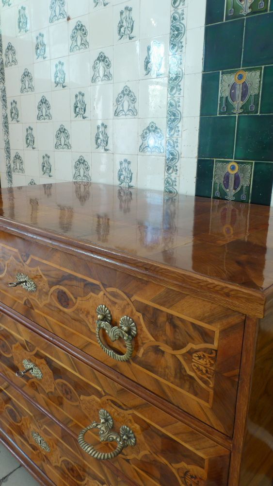 Louis-Seize Kommode, Nussbaum handpoliert um 1790 Louis-Seize Kommode, Nussbaum handpoliert um 1790