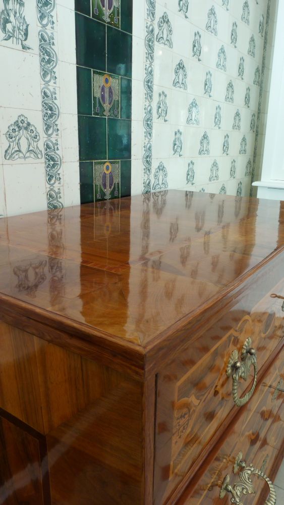 Louis-Seize Kommode, Nussbaum handpoliert um 1790 Louis-Seize Kommode, Nussbaum handpoliert um 1790