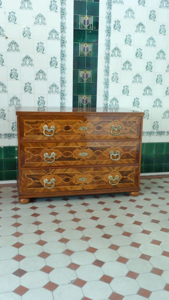 Louis-Seize Kommode, Nussbaum handpoliert um 1790 Louis-Seize Kommode, Nussbaum handpoliert um 1790