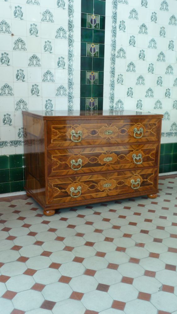 Louis-Seize Kommode, Nussbaum handpoliert um 1790 Louis-Seize Kommode, Nussbaum handpoliert um 1790