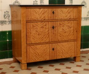 Formschöne Biedermeier Kommode, Birke handpoliert um 1850