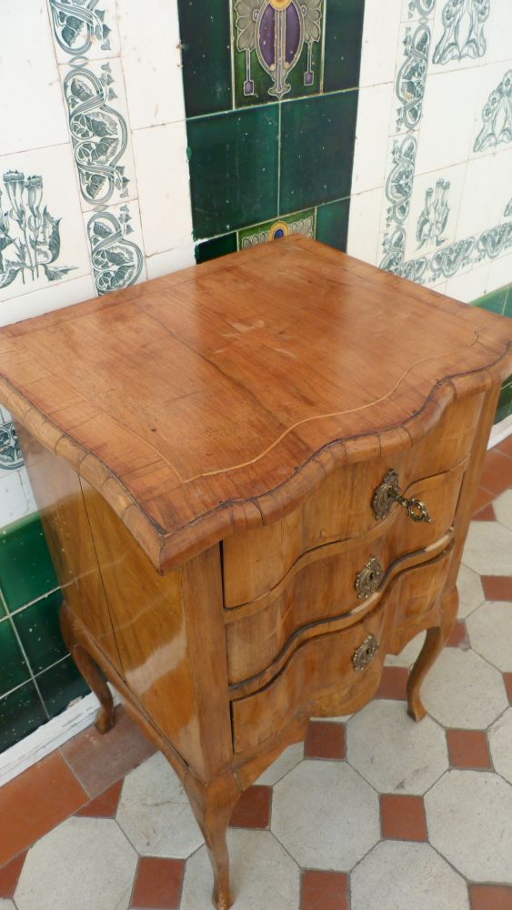 Kleine Barockkommode, Nussbaum um 1900 Kleine Barockkommode, Nussbaum um 1900