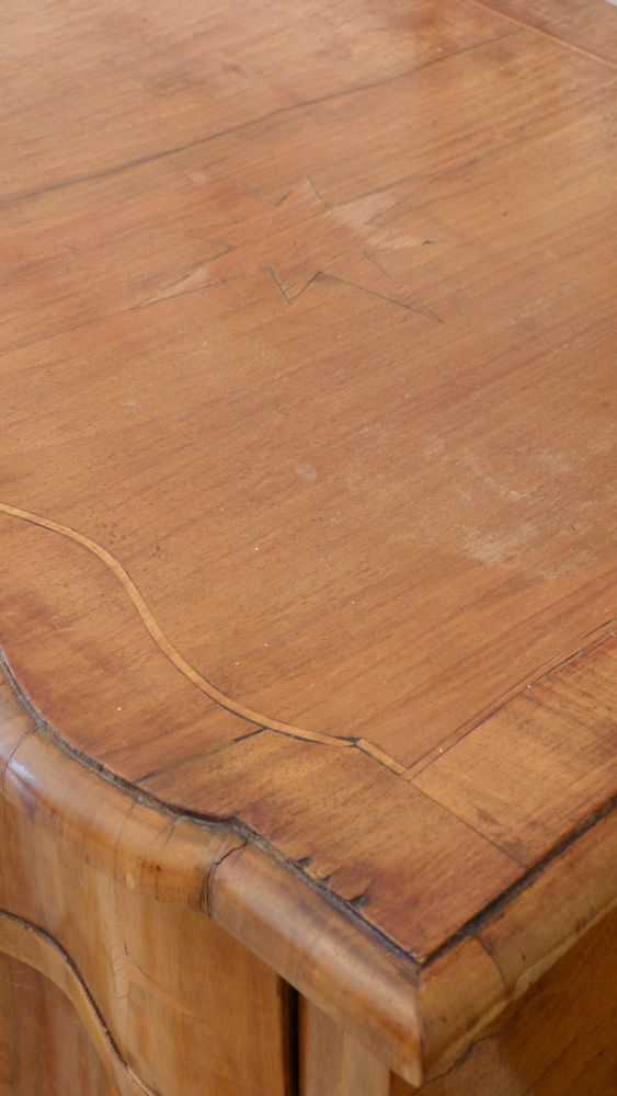 Kleine Barockkommode, Nussbaum um 1900 Kleine Barockkommode, Nussbaum um 1900