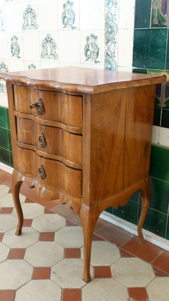 Kleine Barockkommode, Nussbaum um 1900 Kleine Barockkommode, Nussbaum um 1900