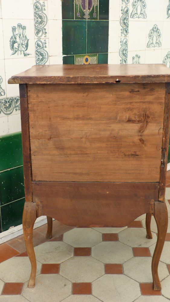 Kleine Barockkommode, Nussbaum um 1900 Kleine Barockkommode, Nussbaum um 1900