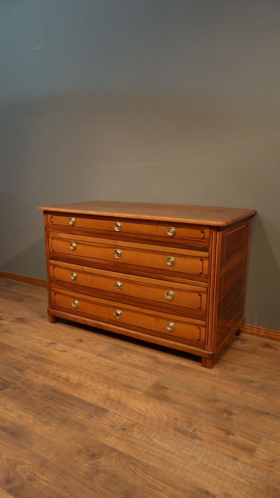 Schlichte Biedermeier Kommode, Nussbaum handpoliert um 1850 Schlichte Biedermeier Kommode, Nussbaum handpoliert um 1850