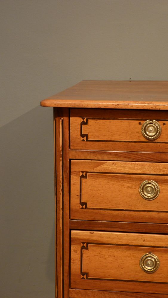 Schlichte Biedermeier Kommode, Nussbaum handpoliert um 1850 Schlichte Biedermeier Kommode, Nussbaum handpoliert um 1850
