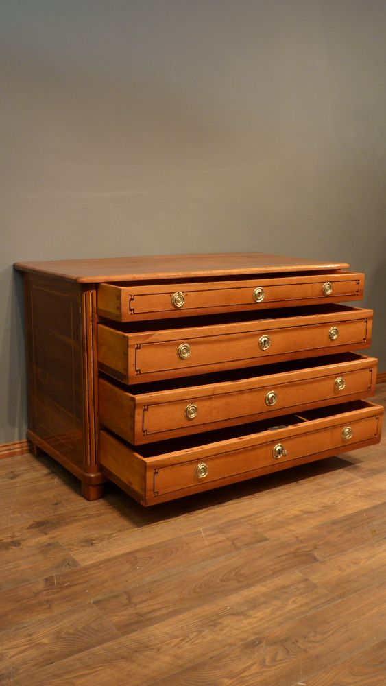 Schlichte Biedermeier Kommode, Nussbaum handpoliert um 1850 Schlichte Biedermeier Kommode, Nussbaum handpoliert um 1850