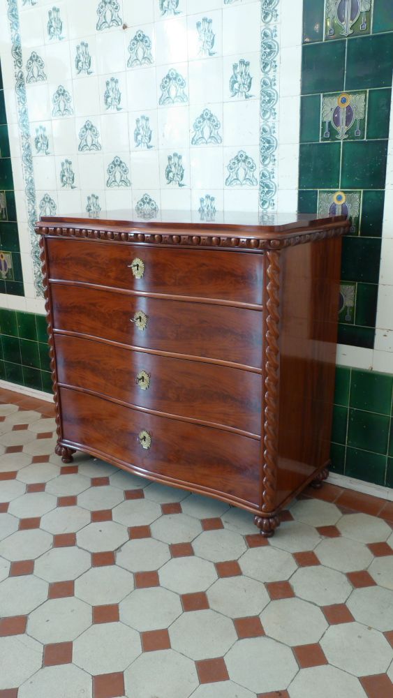 Vierschübige Kommode, Mahagoni handpoliert um 1880 Vierschübige Kommode, Mahagoni handpoliert um 1880