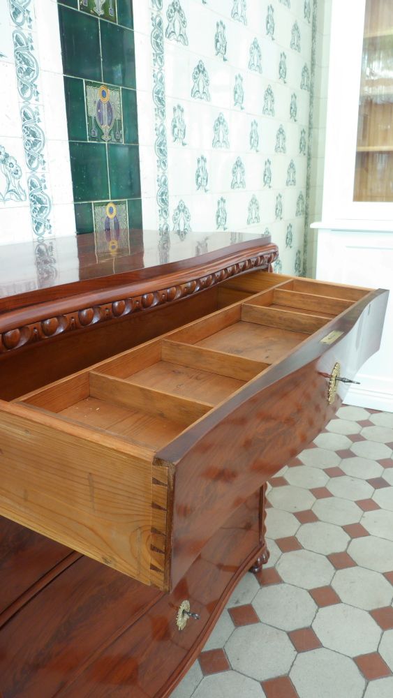 Vierschübige Kommode, Mahagoni handpoliert um 1880 Vierschübige Kommode, Mahagoni handpoliert um 1880