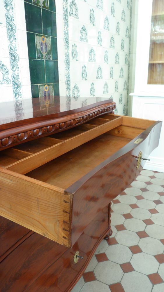 Vierschübige Kommode, Mahagoni handpoliert um 1880 Vierschübige Kommode, Mahagoni handpoliert um 1880