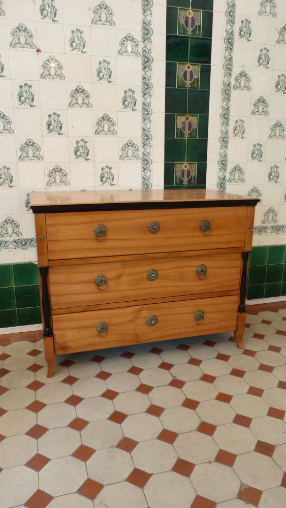 Klassische Biedermeierkommode, Kirschholz handpoliert um 1840 Klassische Biedermeierkommode, Kirschholz handpoliert um 1840