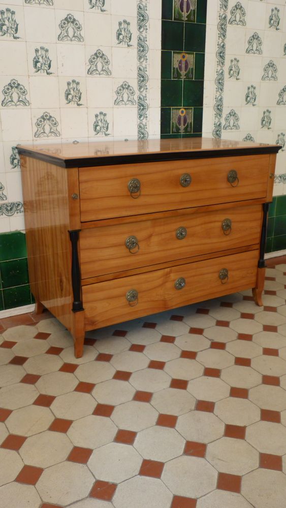 Klassische Biedermeierkommode, Kirschholz handpoliert um 1840 Klassische Biedermeierkommode, Kirschholz handpoliert um 1840