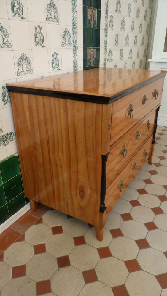 Klassische Biedermeierkommode, Kirschholz handpoliert um 1840 Klassische Biedermeierkommode, Kirschholz handpoliert um 1840