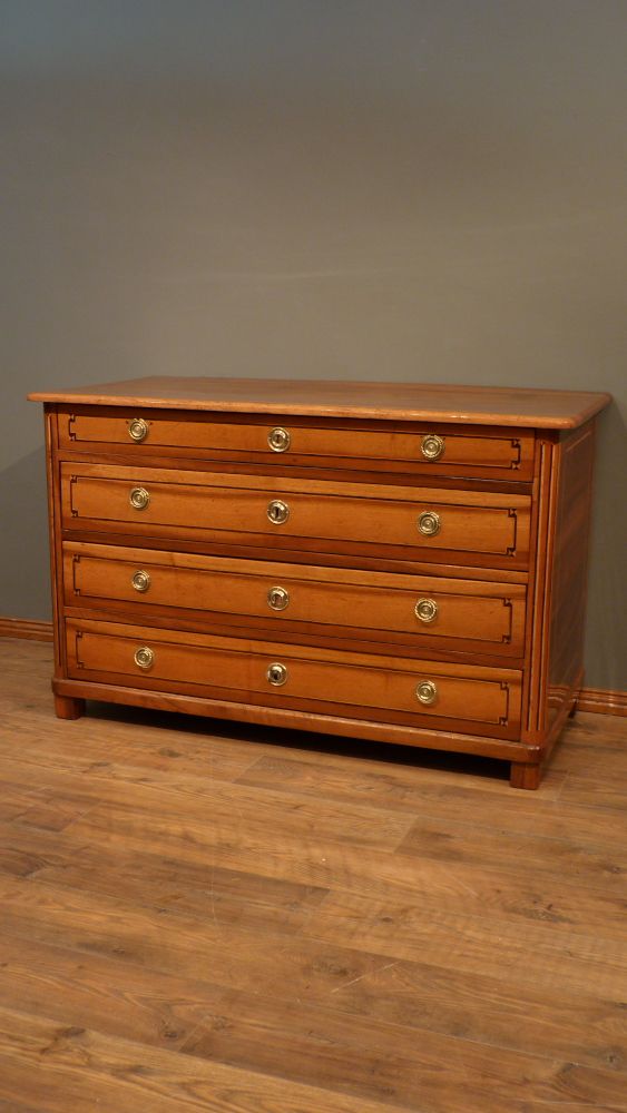 Schlichte Biedermeier Kommode, Nussbaum handpoliert um 1850 Schlichte Biedermeier Kommode, Nussbaum handpoliert um 1850