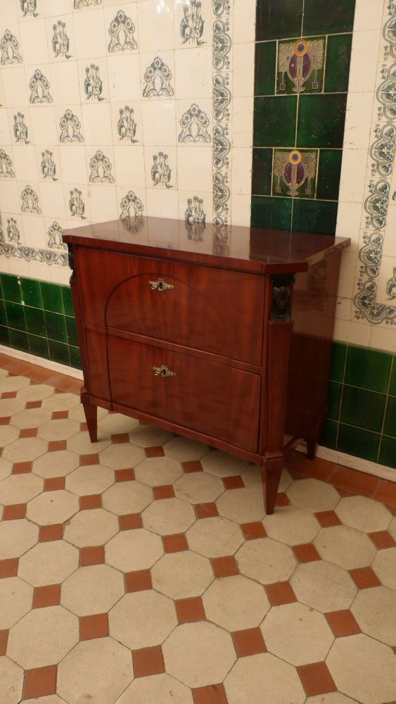 Zweischübige Biedermeierkommode, Mahagoni handpoliert um 1830 Zweischübige Biedermeierkommode, Mahagoni handpoliert um 1830