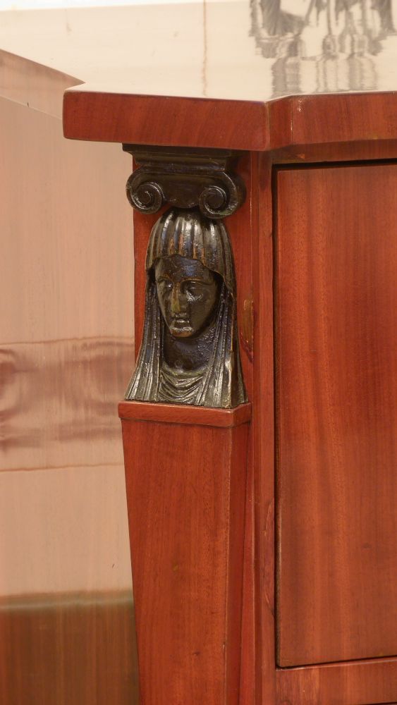 Zweischübige Biedermeierkommode, Mahagoni handpoliert um 1830 Zweischübige Biedermeierkommode, Mahagoni handpoliert um 1830