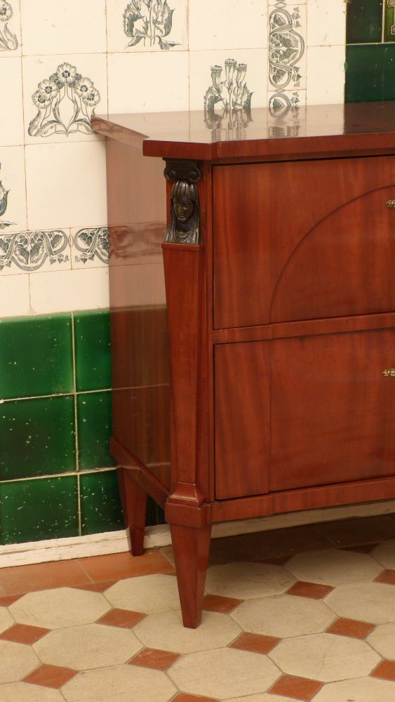 Zweischübige Biedermeierkommode, Mahagoni handpoliert um 1830 Zweischübige Biedermeierkommode, Mahagoni handpoliert um 1830