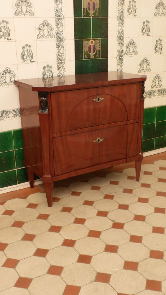 Zweischübige Biedermeierkommode, Mahagoni handpoliert um 1830 Zweischübige Biedermeierkommode, Mahagoni handpoliert um 1830