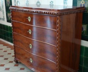 Vierschübige Kommode, Mahagoni um 1880 Vierschübige Kommode, Mahagoni um 1880