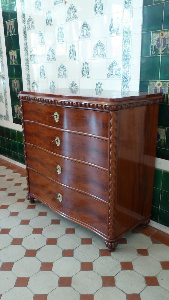 Vierschübige Kommode, Mahagoni handpoliert um 1880 Vierschübige Kommode, Mahagoni handpoliert um 1880