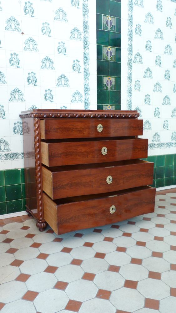 Vierschübige Kommode, Mahagoni handpoliert um 1880 Vierschübige Kommode, Mahagoni handpoliert um 1880