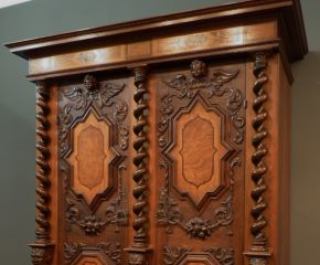 Barocker Dielenschrank, Nussbaum und Eiche um 1750